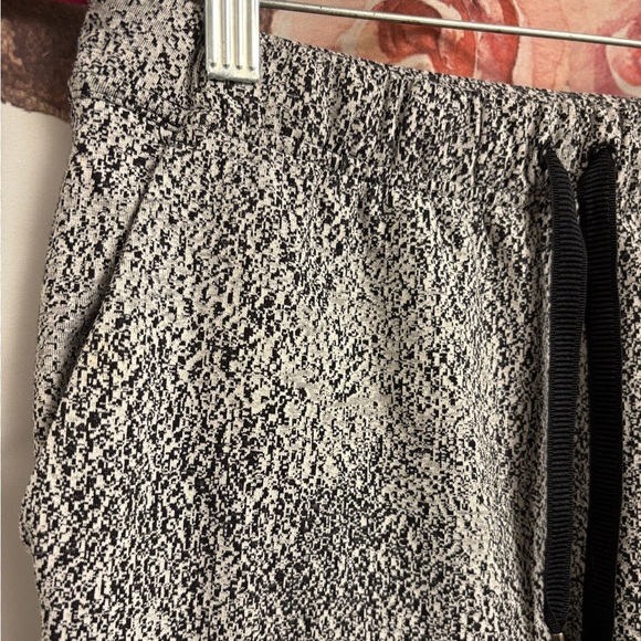 Size 2 lululemon Gray Patterned Pants​​ - Picture 3 of 6